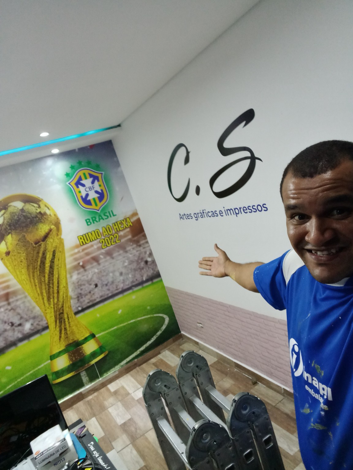 Cássio Oliveira no antigo espaço da CS Artes Gráficas e Impressos, com o registro da Copa de 2022 ao fundo
